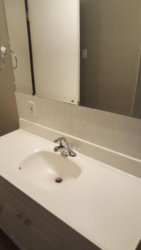 2729 38 Street Sw, Calgary, AB - Indoor Photo Showing Bathroom