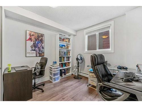 303-2317 17A Street Sw, Calgary, AB - Indoor Photo Showing Office