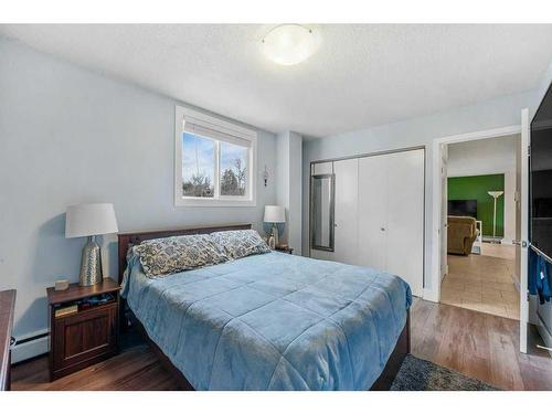 303-2317 17A Street Sw, Calgary, AB - Indoor Photo Showing Bedroom