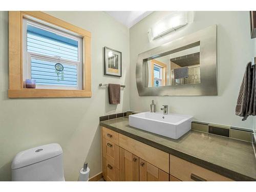 220 20 Avenue Ne, Calgary, AB - Indoor Photo Showing Laundry Room