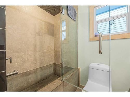 220 20 Avenue Ne, Calgary, AB - Indoor Photo Showing Bathroom