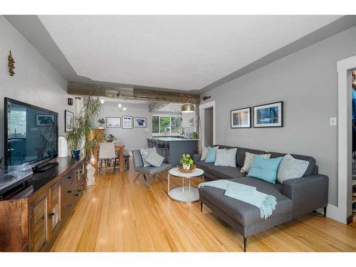 220 20 Avenue Ne, Calgary, AB - Indoor Photo Showing Living Room