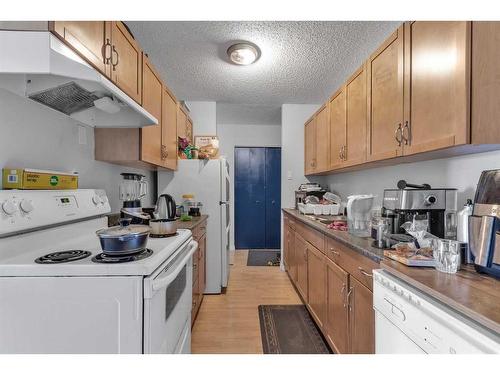 401-3420 50 Street Nw, Calgary, AB - Indoor Photo Showing Kitchen