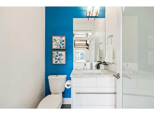 475 22 Avenue Ne, Calgary, AB - Indoor Photo Showing Bathroom