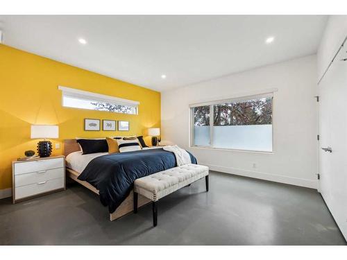 475 22 Avenue Ne, Calgary, AB - Indoor Photo Showing Bedroom