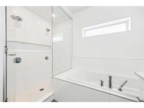 475 22 Avenue Ne, Calgary, AB - Indoor Photo Showing Bathroom