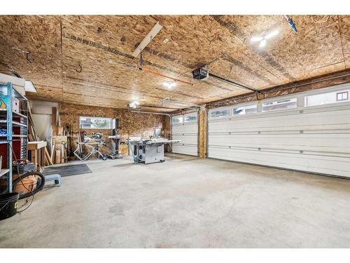 475 22 Avenue Ne, Calgary, AB - Indoor Photo Showing Garage