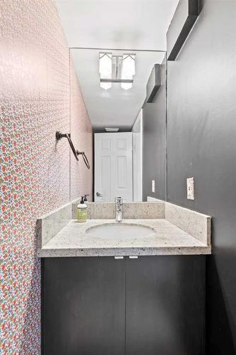4521 Bowness Road Nw, Calgary, AB - Indoor Photo Showing Bathroom