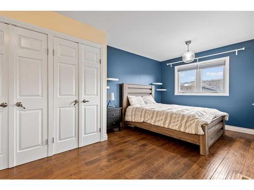 4521 Bowness Road Nw, Calgary, AB - Indoor Photo Showing Bedroom