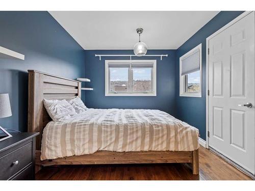 4521 Bowness Road Nw, Calgary, AB - Indoor Photo Showing Bedroom