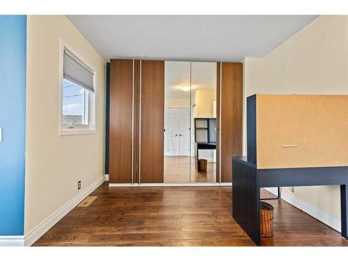 4521 Bowness Road Nw, Calgary, AB - Indoor Photo Showing Other Room