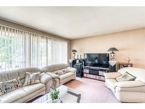 712 37 Street Sw, Calgary, AB - Indoor Photo Showing Living Room