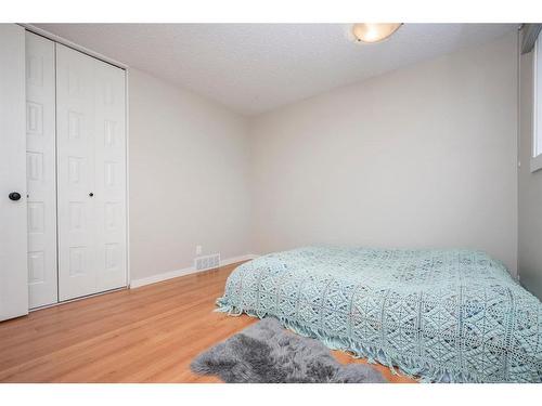 77 Edgeford Way Nw, Calgary, AB - Indoor Photo Showing Bedroom