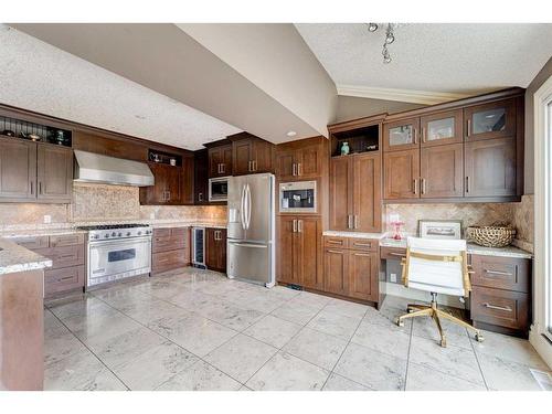 338 Superior Avenue Sw, Calgary, AB - Indoor Photo Showing Kitchen