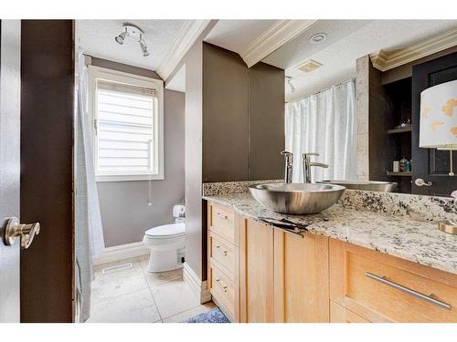 338 Superior Avenue Sw, Calgary, AB - Indoor Photo Showing Bathroom