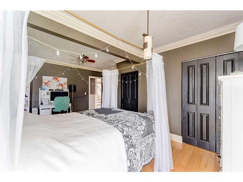 338 Superior Avenue Sw, Calgary, AB - Indoor Photo Showing Bedroom