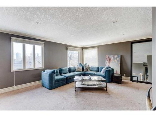 338 Superior Avenue Sw, Calgary, AB - Indoor Photo Showing Living Room