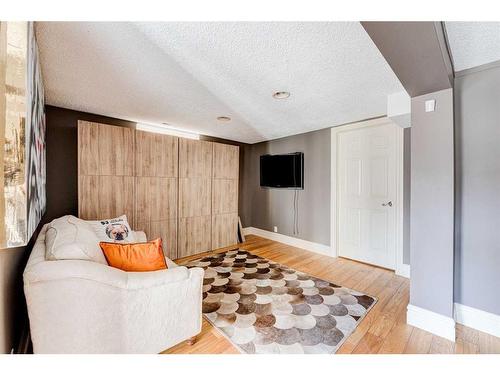 338 Superior Avenue Sw, Calgary, AB - Indoor Photo Showing Other Room