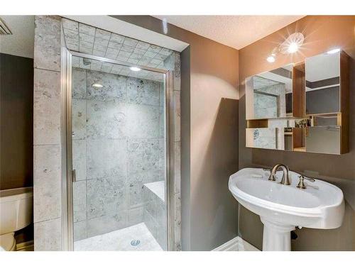 338 Superior Avenue Sw, Calgary, AB - Indoor Photo Showing Bathroom