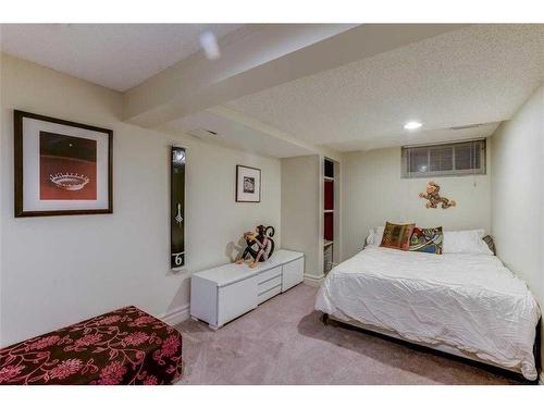 338 Superior Avenue Sw, Calgary, AB - Indoor Photo Showing Bedroom