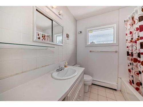 1433 7 Street Nw, Calgary, AB - Indoor Photo Showing Bathroom