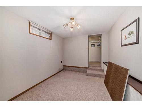 1433 7 Street Nw, Calgary, AB - Indoor Photo Showing Other Room