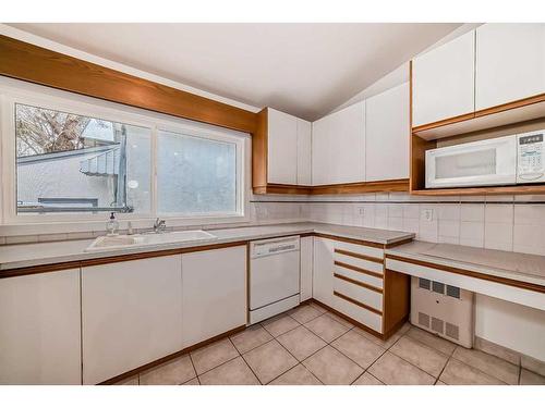 1433 7 Street Nw, Calgary, AB - Indoor Photo Showing Kitchen