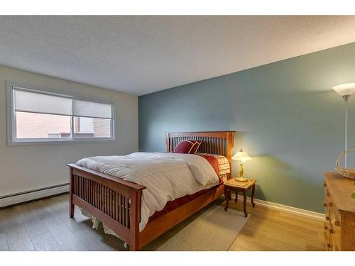 422-1305 Glenmore Trail Sw, Calgary, AB - Indoor Photo Showing Bedroom