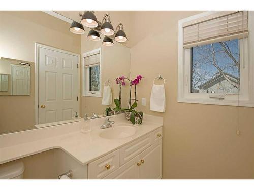 15 Cimarron Crescent, Okotoks, AB - Indoor Photo Showing Bathroom