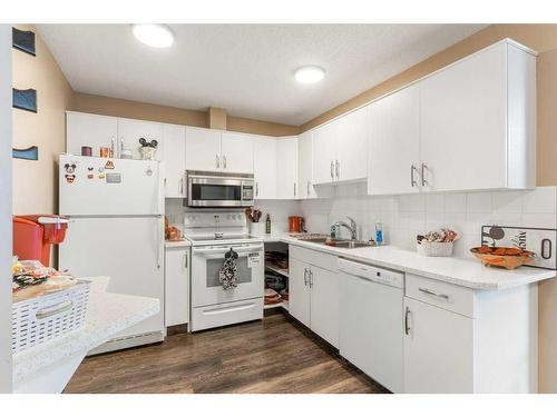 406-20 Sierra Morena Mews Sw, Calgary, AB - Indoor Photo Showing Kitchen With Double Sink