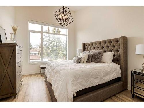 6427 Bow Crescent Nw, Calgary, AB - Indoor Photo Showing Bedroom