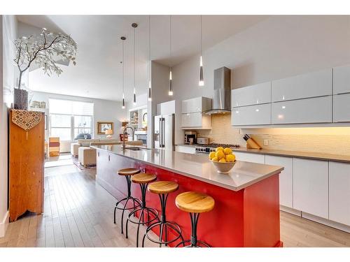 114 18 Avenue Se, Calgary, AB - Indoor Photo Showing Kitchen With Upgraded Kitchen
