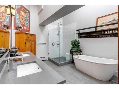 114 18 Avenue Se, Calgary, AB - Indoor Photo Showing Bathroom