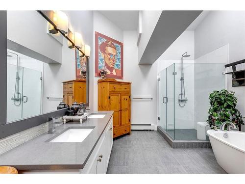 114 18 Avenue Se, Calgary, AB - Indoor Photo Showing Bathroom