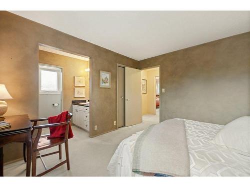 624 Willingdon Boulevard Se, Calgary, AB - Indoor Photo Showing Bedroom