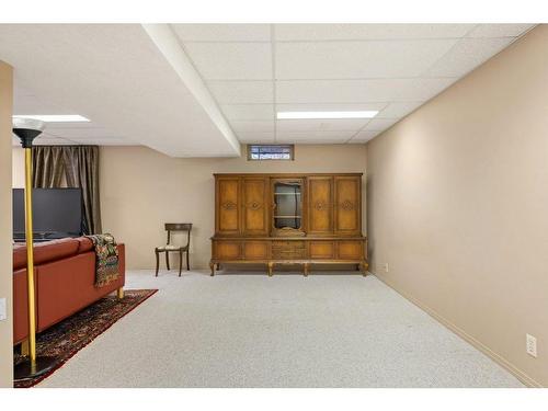 624 Willingdon Boulevard Se, Calgary, AB - Indoor Photo Showing Other Room