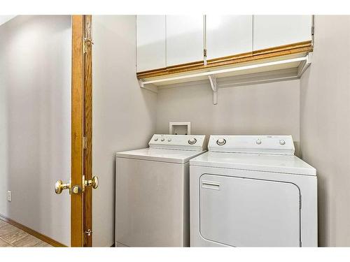 2 Rivercrest Villas Se, Calgary, AB - Indoor Photo Showing Laundry Room