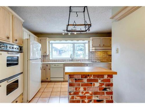 5115 Barron Crescent Nw, Calgary, AB - Indoor Photo Showing Kitchen
