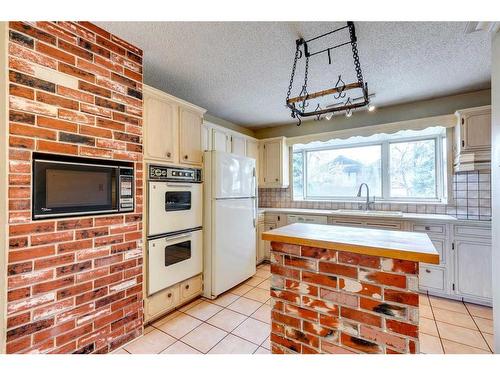 5115 Barron Crescent Nw, Calgary, AB - Indoor Photo Showing Kitchen