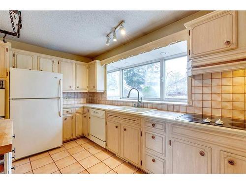 5115 Barron Crescent Nw, Calgary, AB - Indoor Photo Showing Kitchen With Double Sink