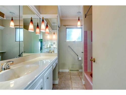 5115 Barron Crescent Nw, Calgary, AB - Indoor Photo Showing Bathroom