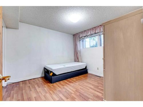 5115 Barron Crescent Nw, Calgary, AB - Indoor Photo Showing Bedroom