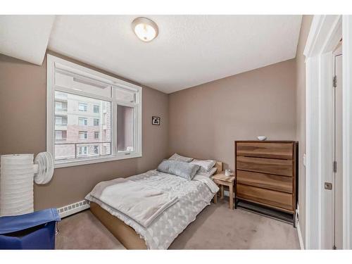 233-910 Centre Avenue, Calgary, AB - Indoor Photo Showing Bedroom