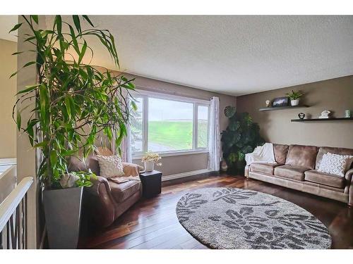 128 Nottingham Road Nw, Calgary, AB - Indoor Photo Showing Living Room