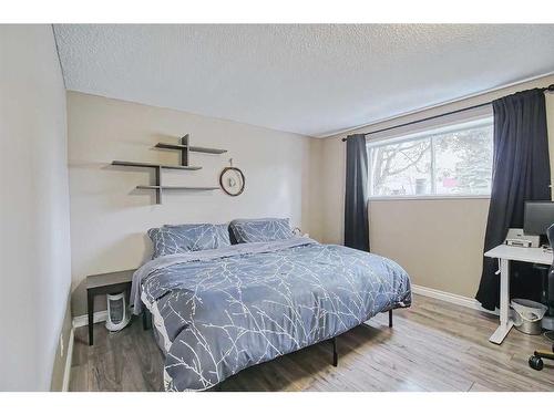 128 Nottingham Road Nw, Calgary, AB - Indoor Photo Showing Bedroom