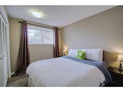 128 Nottingham Road Nw, Calgary, AB - Indoor Photo Showing Bedroom