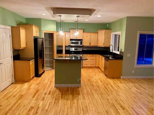 152 Stonemere Point, Chestermere, AB - Indoor Photo Showing Kitchen