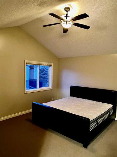 152 Stonemere Point, Chestermere, AB - Indoor Photo Showing Bedroom