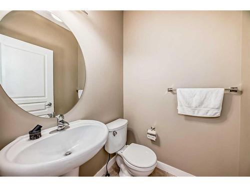 51-28 Heritage Drive, Cochrane, AB - Indoor Photo Showing Bathroom