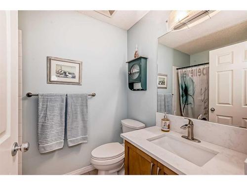 154 New Brighton Manor Se, Calgary, AB - Indoor Photo Showing Bathroom